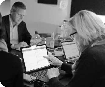 Brustkrebs-Experten, die am Laptop aktiv auf Patientinnen Fragen antworten
